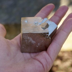 Piryt-  kostka- pieniądze, ochrona, asertywność  