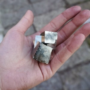 Piryt-  kostka- pieniądze, ochrona, asertywność   