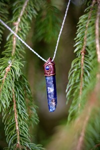 Talizman z Kyanitu- świeci w UV- prawda, intuicja, ochrona