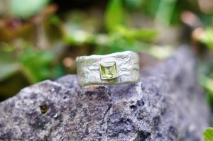 Pierścień z Perydotu – pomoc w smutku i niskiej samoocenie - rozmiar 19