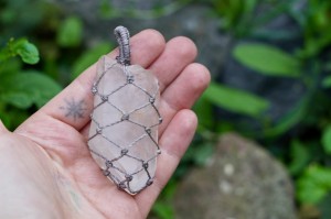 Duży Naszyjnik Makrame z Kryształu Górskiego - oczyszczanie, manifestacja