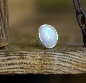 Kamień księżycowy tęczowy pierścionek- połączenie ze Źródłem  