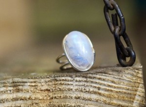 Kamień księżycowy tęczowy pierścionek- połączenie ze Źródłem