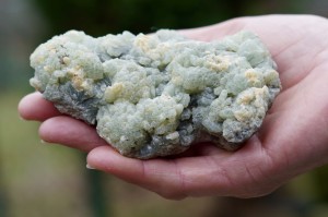 Prehnit- rytuały, wsparcie w IBS, Talizman z Prehnitu w mosiądzu – mistrz uzdrawiania 