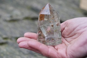 Kryształ Górski- jakość jubilerska, z elementem skały z tyłu