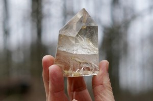 Kryształ Górski- jakość jubilerska, z elementem skały z tyłu