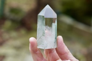 Kryształ Górski- jakość jubilerska, z elementem skały z tyłu