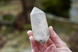 Kryształ Górski- jakość jubilerska, z elementem skały z tyłu 