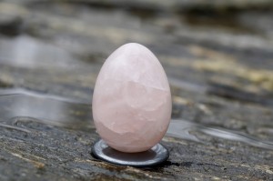 Jajeczko Joni kwarc różowy (jakość średnia)- przyciąganie partnera, płodność, kobieca energia, zmysłowość