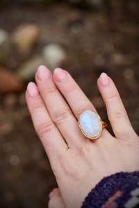 Kamień księżycowy tęczowy pierścionek- połączenie ze Źródłem- Pozłacany